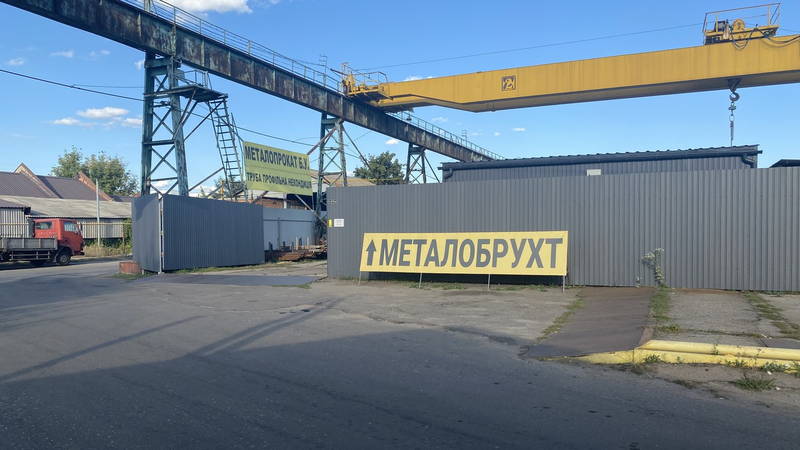 Въезд на базу «Лайфмет» в Харькове: жёлтый указатель «Металлолом», мостовой кран над эстакадой, грузовик на заезде